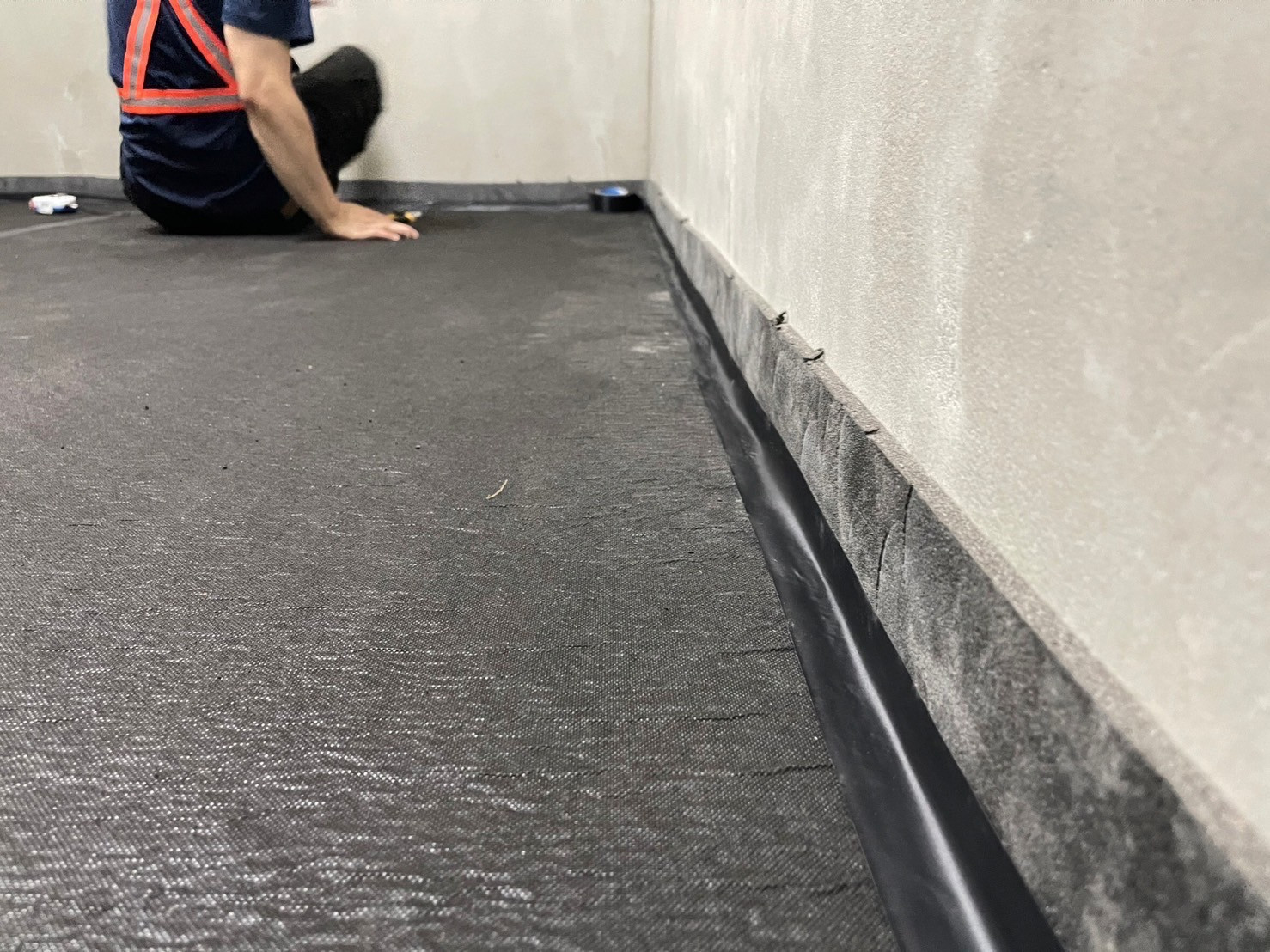 橡膠隔音墊接縫處黏貼防水膠帶---